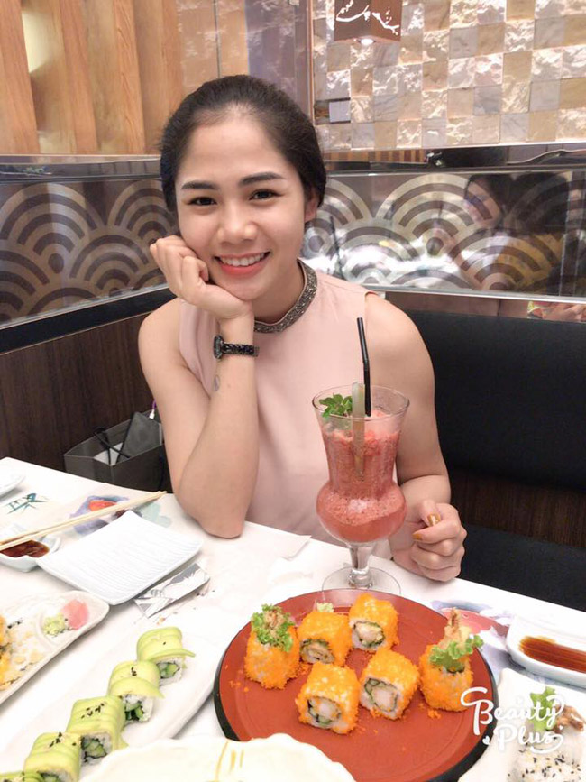 Hôn thê xinh đẹp, gợi cảm khiến loạt cầu thủ xứ Nghệ run chân sút