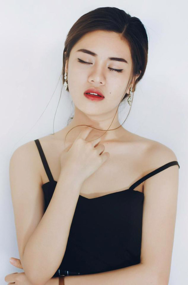 Hôn thê xinh đẹp, gợi cảm khiến loạt cầu thủ xứ Nghệ run chân sút