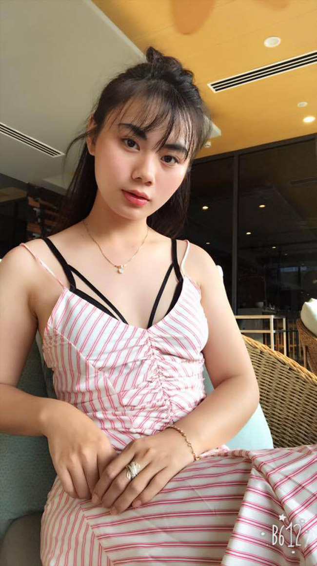 Hôn thê xinh đẹp, gợi cảm khiến loạt cầu thủ xứ Nghệ run chân sút