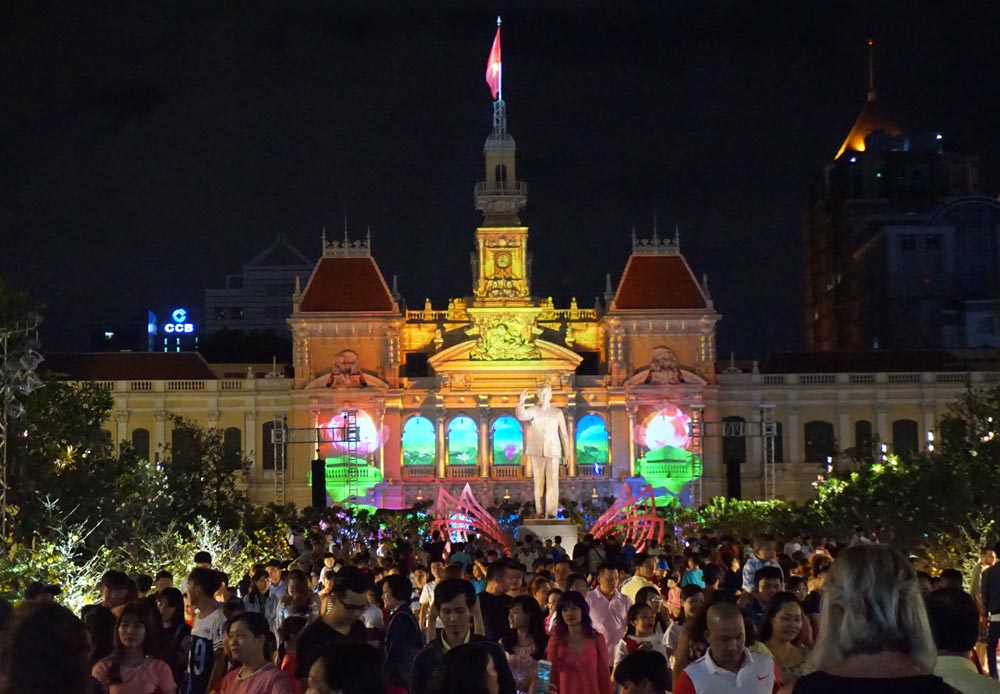 TP.HCM bắn pháo hoa tầm thấp Tết Dương lịch 2018