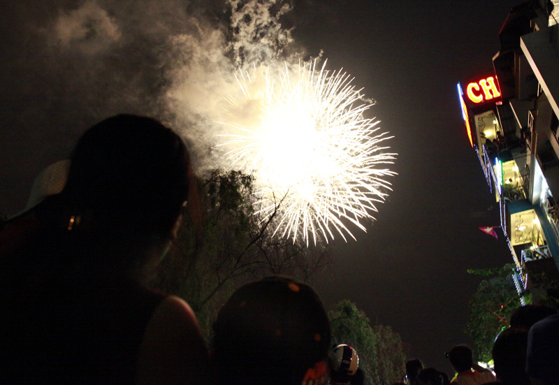 TP.HCM bắn pháo hoa tầm thấp Tết Dương lịch 2018