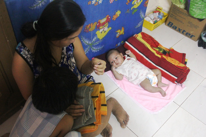 Bố bỏ đi theo vợ nhỏ, bé gái 7 tuổi nghỉ học ở nhà lấy sữa lon pha loãng cho em 2 tháng uống vì không có tiền