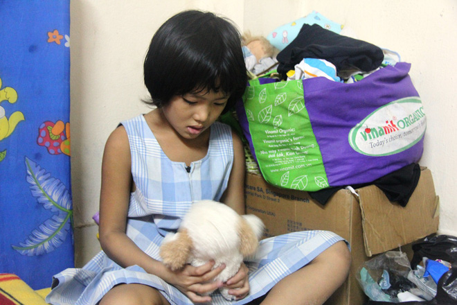 Bố bỏ đi theo vợ nhỏ, bé gái 7 tuổi nghỉ học ở nhà lấy sữa lon pha loãng cho em 2 tháng uống vì không có tiền