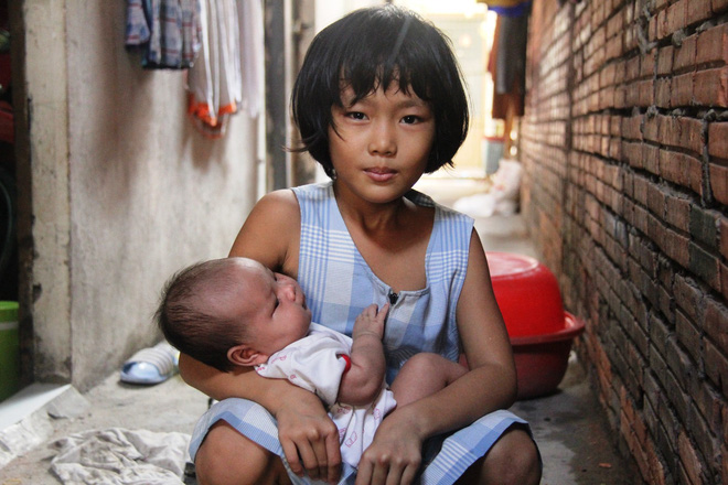 Bố bỏ đi theo vợ nhỏ, bé gái 7 tuổi nghỉ học ở nhà lấy sữa lon pha loãng cho em 2 tháng uống vì không có tiền