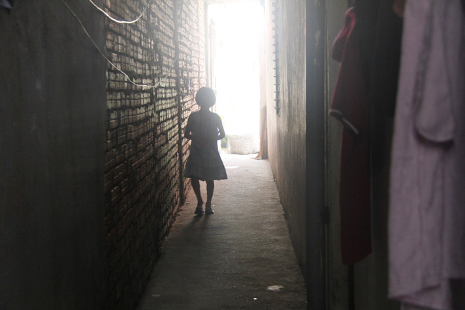 Bố bỏ đi theo vợ nhỏ, bé gái 7 tuổi nghỉ học ở nhà lấy sữa lon pha loãng cho em 2 tháng uống vì không có tiền