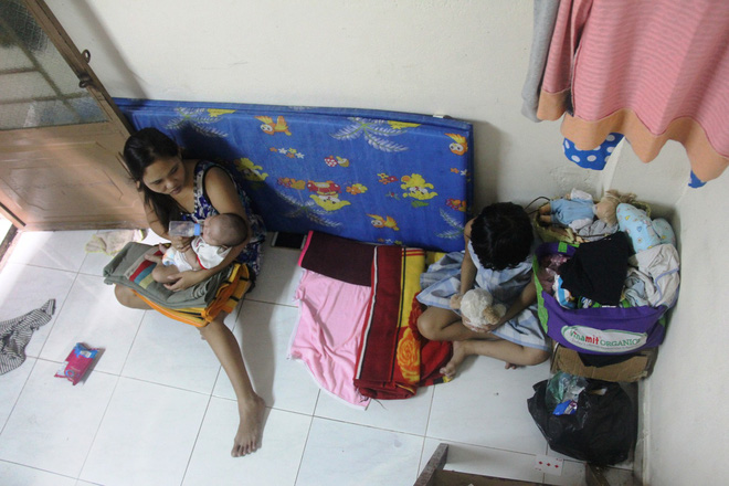 Bố bỏ đi theo vợ nhỏ, bé gái 7 tuổi nghỉ học ở nhà lấy sữa lon pha loãng cho em 2 tháng uống vì không có tiền