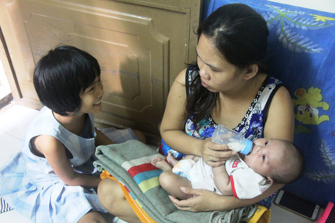 Bố bỏ đi theo vợ nhỏ, bé gái 7 tuổi nghỉ học ở nhà lấy sữa lon pha loãng cho em 2 tháng uống vì không có tiền