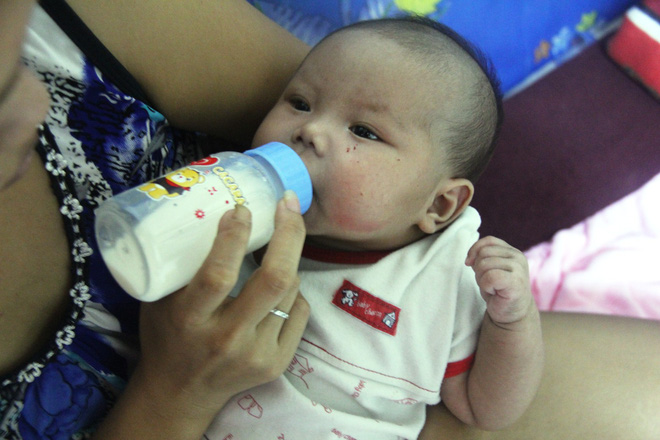 Bố bỏ đi theo vợ nhỏ, bé gái 7 tuổi nghỉ học ở nhà lấy sữa lon pha loãng cho em 2 tháng uống vì không có tiền