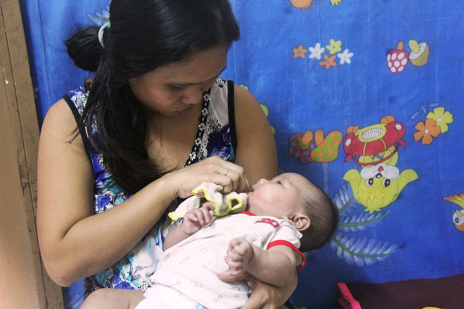 Bố bỏ đi theo vợ nhỏ, bé gái 7 tuổi nghỉ học ở nhà lấy sữa lon pha loãng cho em 2 tháng uống vì không có tiền