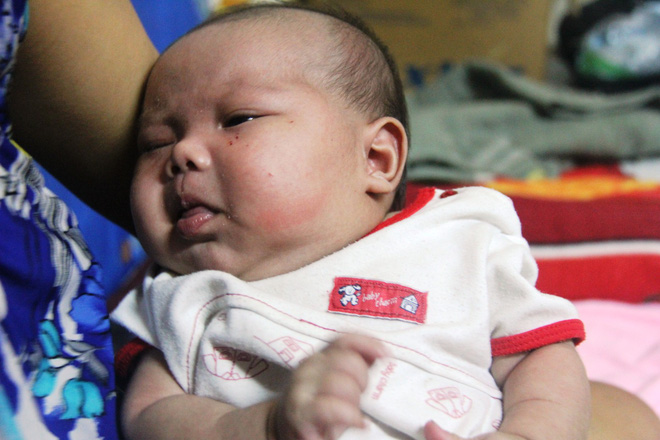 Bố bỏ đi theo vợ nhỏ, bé gái 7 tuổi nghỉ học ở nhà lấy sữa lon pha loãng cho em 2 tháng uống vì không có tiền