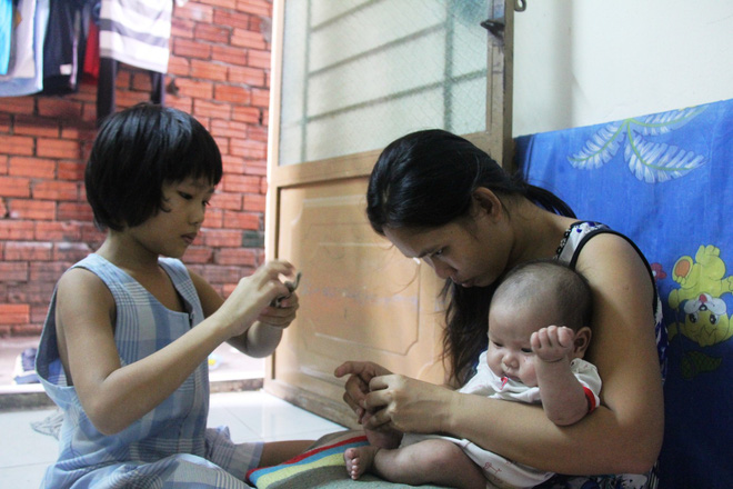 Bố bỏ đi theo vợ nhỏ, bé gái 7 tuổi nghỉ học ở nhà lấy sữa lon pha loãng cho em 2 tháng uống vì không có tiền