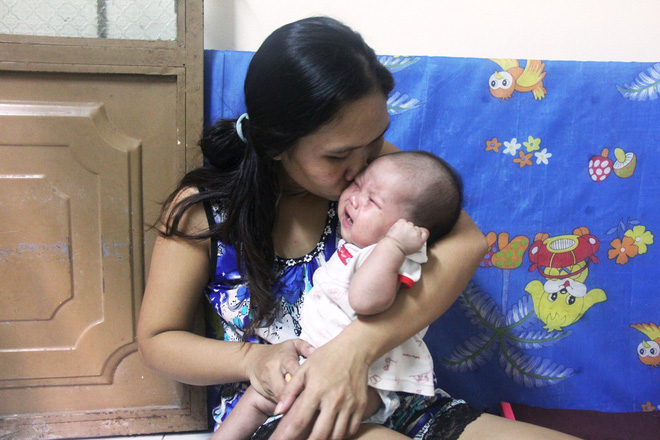 Bố bỏ đi theo vợ nhỏ, bé gái 7 tuổi nghỉ học ở nhà lấy sữa lon pha loãng cho em 2 tháng uống vì không có tiền