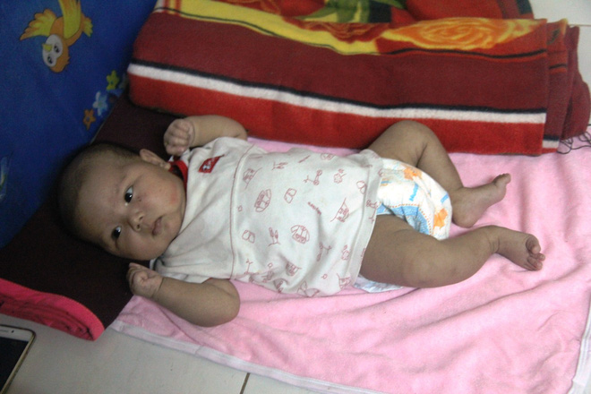 Bố bỏ đi theo vợ nhỏ, bé gái 7 tuổi nghỉ học ở nhà lấy sữa lon pha loãng cho em 2 tháng uống vì không có tiền