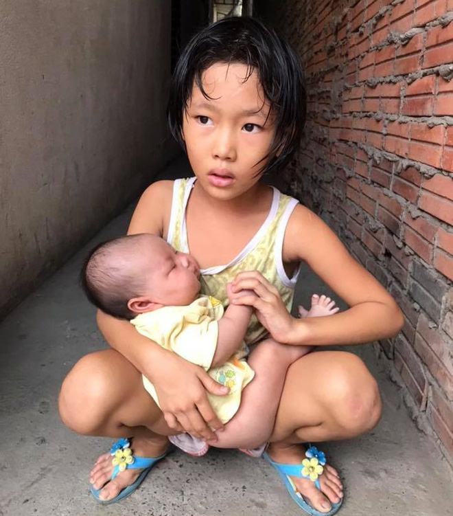 Bố bỏ đi theo vợ nhỏ, bé gái 7 tuổi nghỉ học ở nhà lấy sữa lon pha loãng cho em 2 tháng uống vì không có tiền