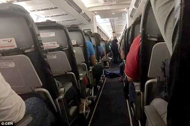 Vợ hơn 10 tuổi đấm chồng sưng mắt trên máy bay