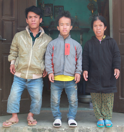 Cảnh đời ăn cháo thay cơm của nhà 3 người lùn ở Hưng Yên