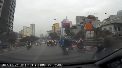 Nữ Ninja đang đi thì tự ngã khiến 6 xe đi sau ngã cùng cho vui trên cầu vượt Trần Khát Chân