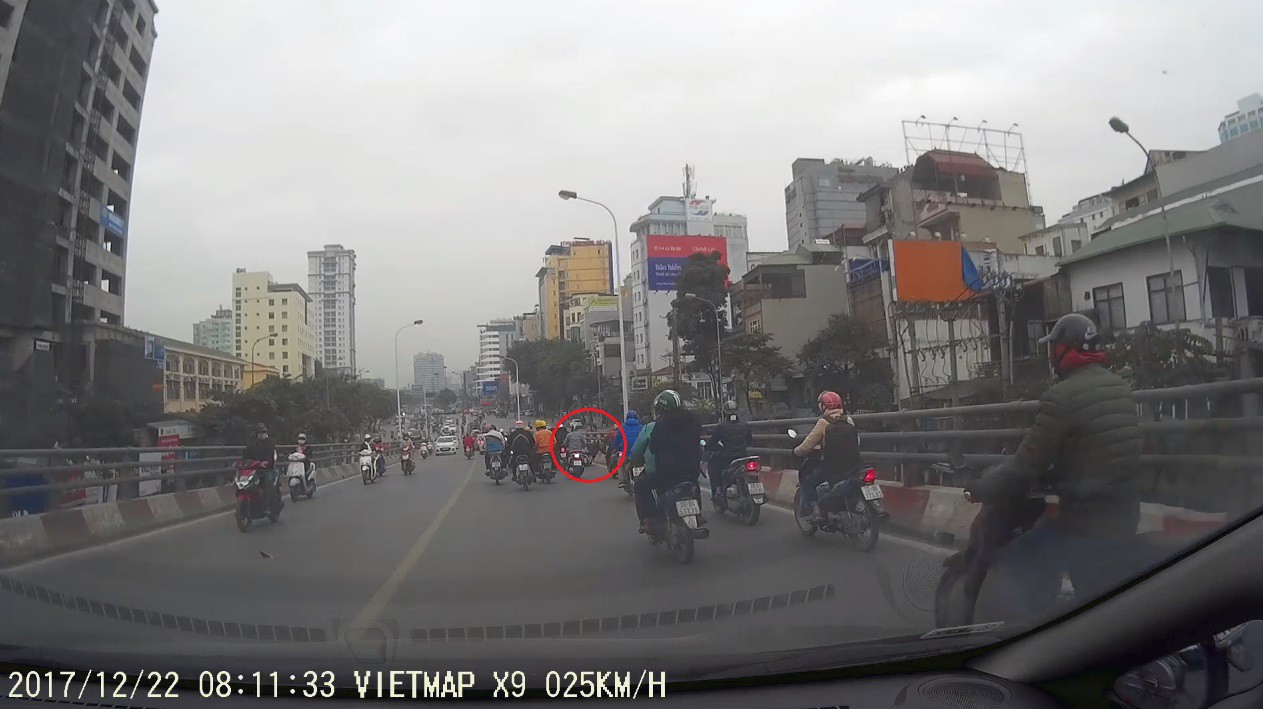 Nữ Ninja đang đi thì tự ngã khiến 6 xe đi sau ngã cùng cho vui trên cầu vượt Trần Khát Chân