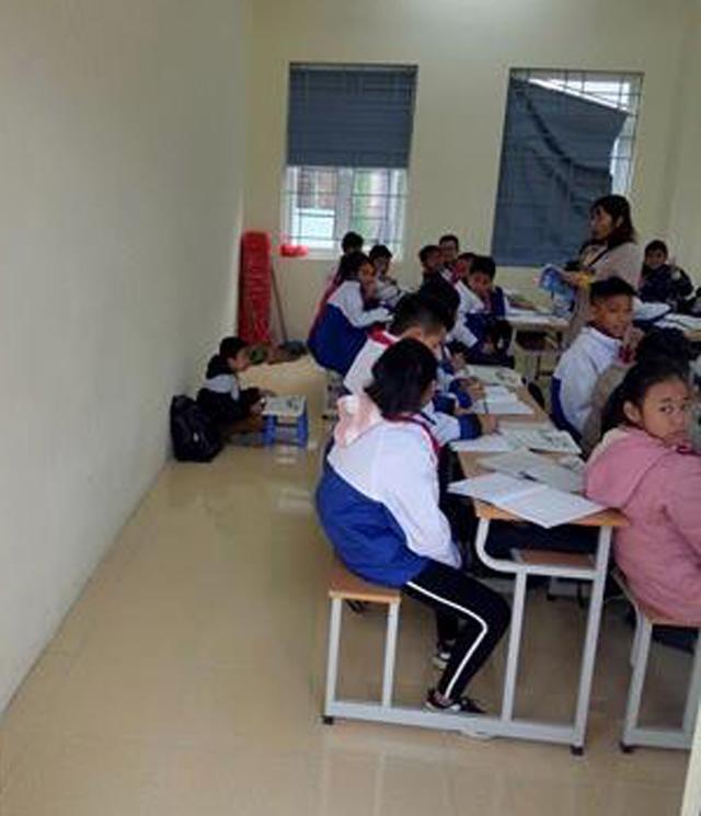 Học sinh lớp 6 bị phạt ngồi học dưới nền nhà vì không đeo khăn quàng đỏ