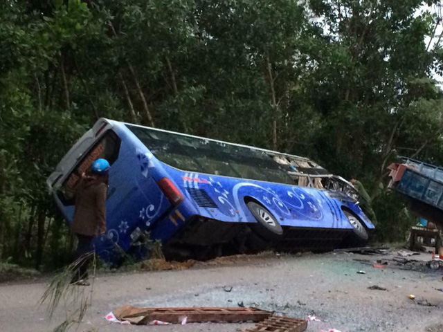Xe khách lao vào xe tải đậu bên đường, hai người chết
