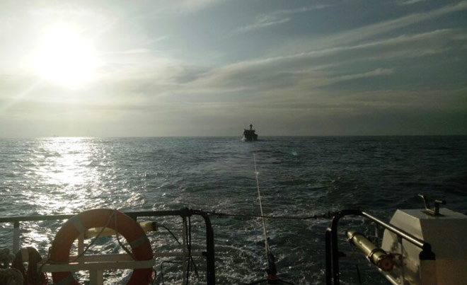 15 thuyền viên hoảng loạn, suy sụp giữa biển khi sóng cao 7m