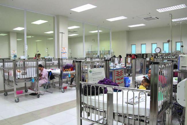 Trời lạnh nhiều trẻ viêm hô hấp phải thở máy, bị bỏng do bố mẹ giữ ấm sai cách