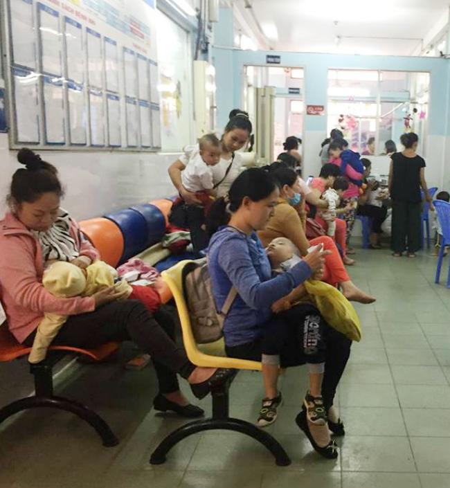 Trời lạnh nhiều trẻ viêm hô hấp phải thở máy, bị bỏng do bố mẹ giữ ấm sai cách