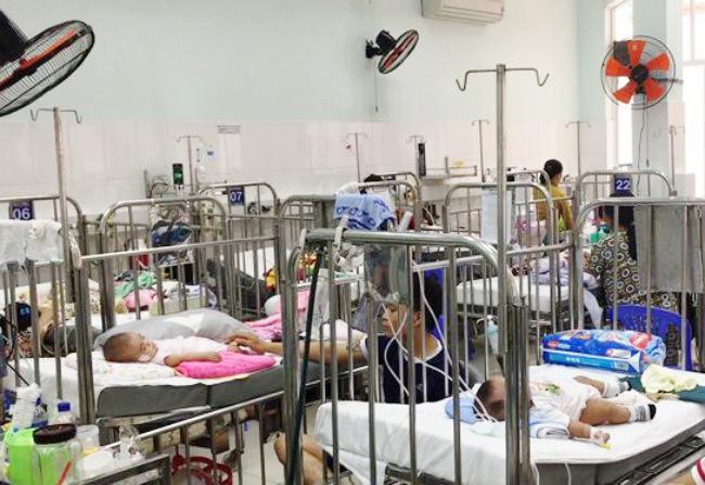 Trời lạnh nhiều trẻ viêm hô hấp phải thở máy, bị bỏng do bố mẹ giữ ấm sai cách