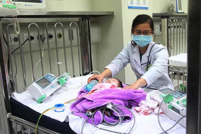 Trời lạnh nhiều trẻ viêm hô hấp phải thở máy, bị bỏng do bố mẹ giữ ấm sai cách