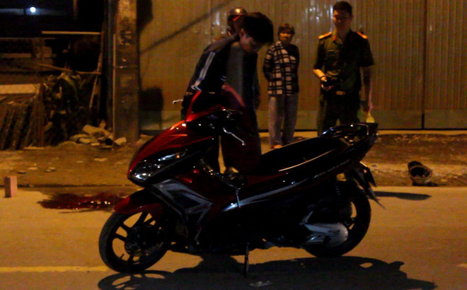 Vợ gào khóc bên thi thể chồng bị tai nạn vào giữa đêm ở Sài Gòn