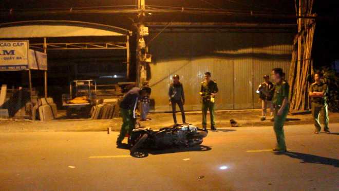 Vợ gào khóc bên thi thể chồng bị tai nạn vào giữa đêm ở Sài Gòn