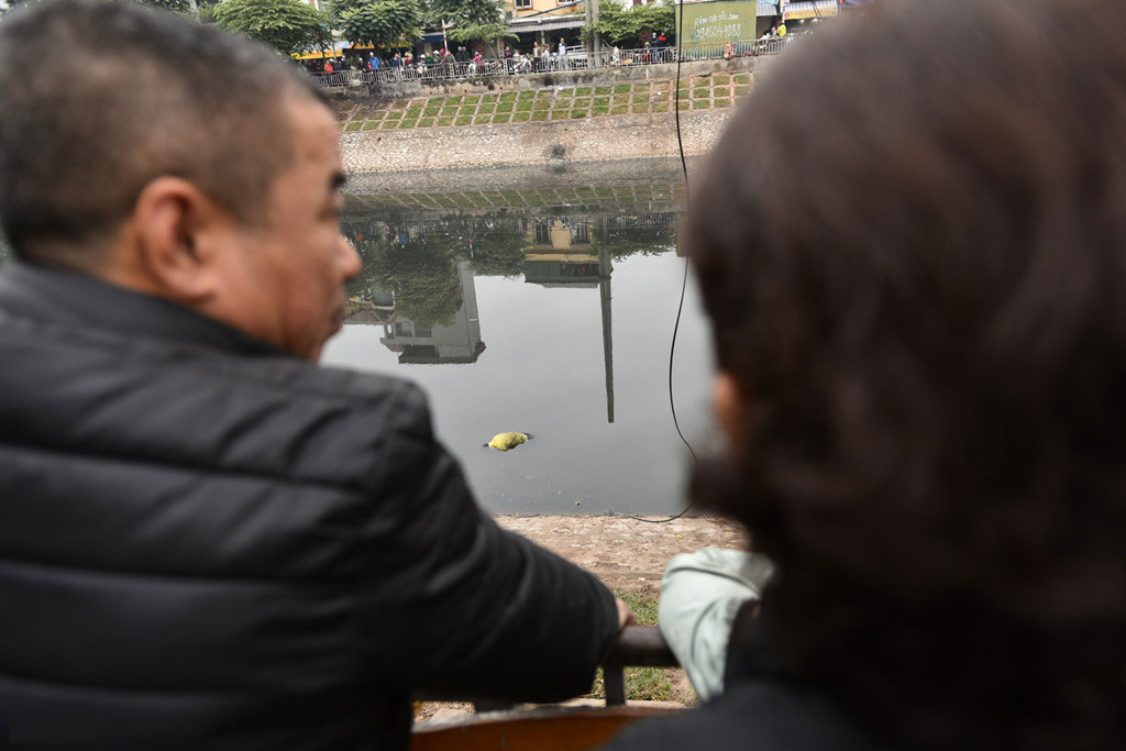 Hay tin thi thể nổi trên sông Tô Lịch, bố mang ảnh con mất tích ra so