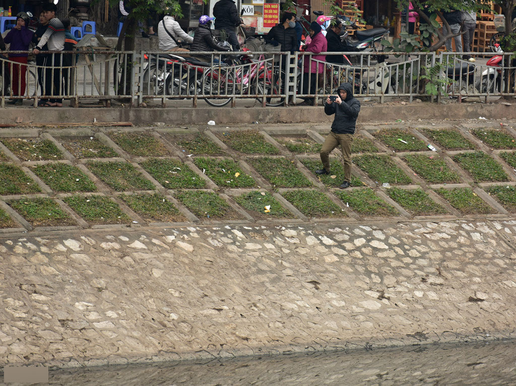 Hay tin thi thể nổi trên sông Tô Lịch, bố mang ảnh con mất tích ra so