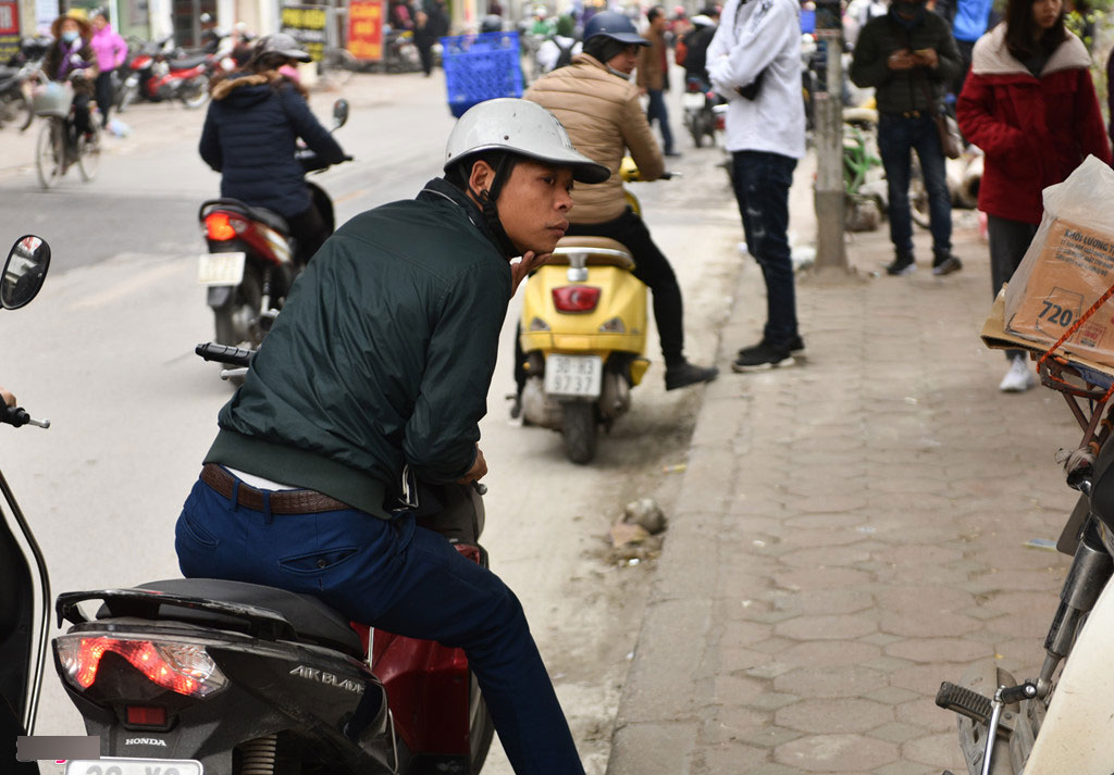 Hay tin thi thể nổi trên sông Tô Lịch, bố mang ảnh con mất tích ra so