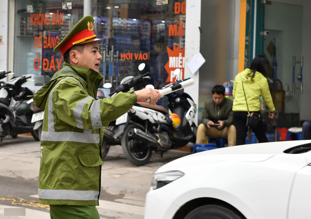 Hay tin thi thể nổi trên sông Tô Lịch, bố mang ảnh con mất tích ra so