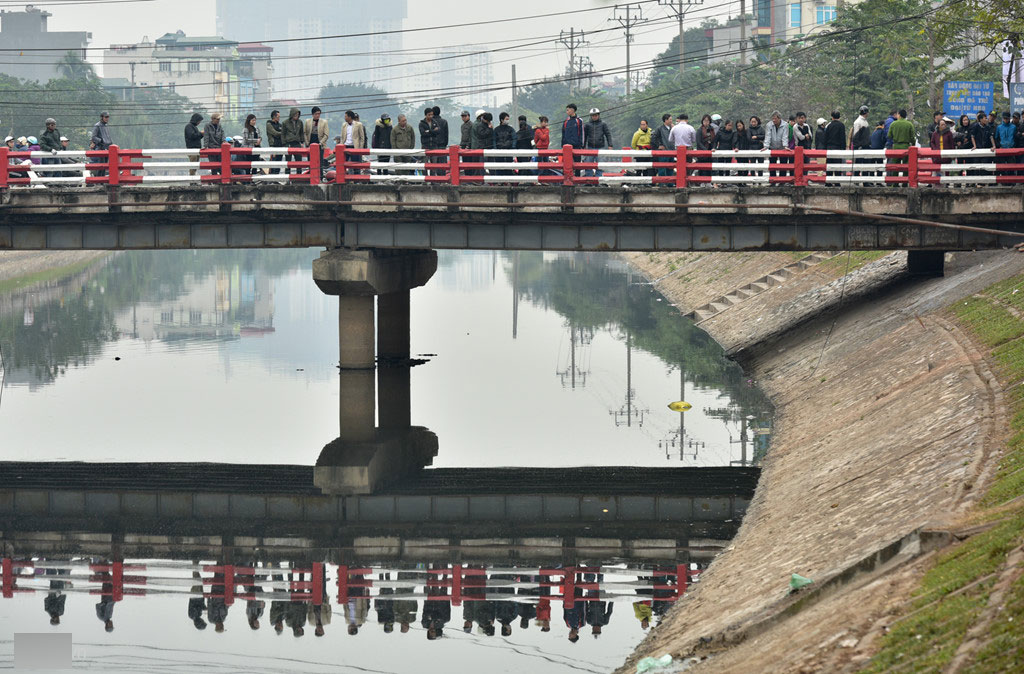 Hay tin thi thể nổi trên sông Tô Lịch, bố mang ảnh con mất tích ra so