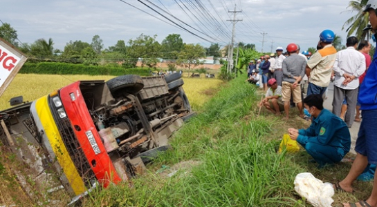 Tránh xe máy, xe buýt lật xuống ruộng khiến hơn 20 người thương vong