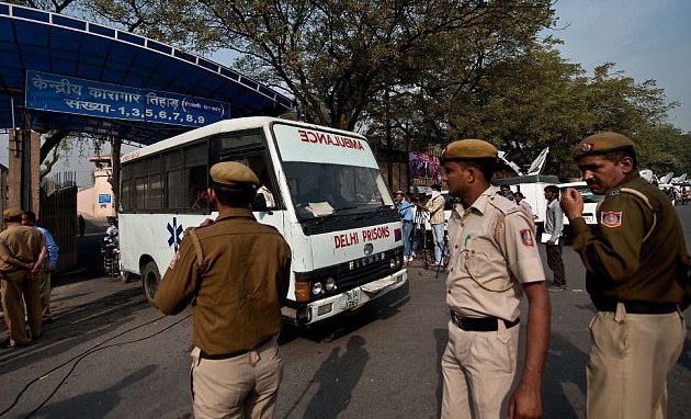 Bố mẹ quỷ dữ đánh chết, đốt xác con gái 13 tuổi vì… nói chuyện với bạn nam