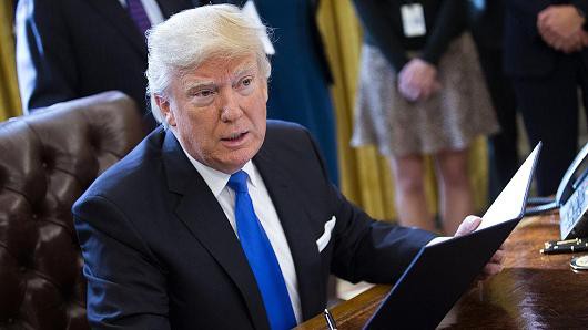 Tòa án liên tiếp chặn sắc lệnh của ông Trump