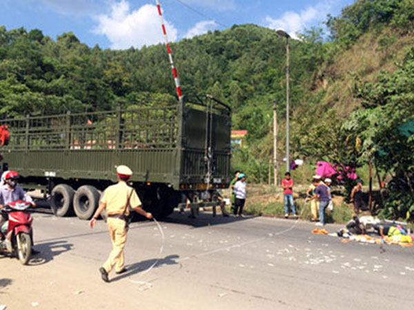 Cán bộ chống buôn lậu bị ôtô nghi chở hàng cấm tông tử vong