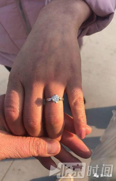 Lỡ tay vứt nhầm nhẫn kim cương vào thùng rác, người phụ nữ vật vã đào 13 tấn rác để tìm kiếm