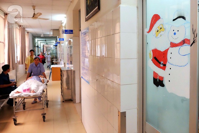 Những em bé nằm trên ngực mẹ đón giáng sinh đầu tiên ấm áp trong bệnh viện