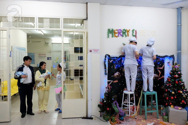 Những em bé nằm trên ngực mẹ đón giáng sinh đầu tiên ấm áp trong bệnh viện