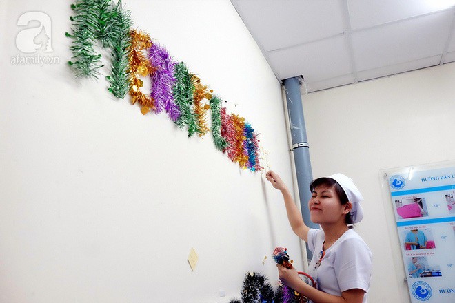 Những em bé nằm trên ngực mẹ đón giáng sinh đầu tiên ấm áp trong bệnh viện