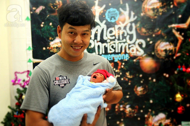 Những em bé nằm trên ngực mẹ đón giáng sinh đầu tiên ấm áp trong bệnh viện