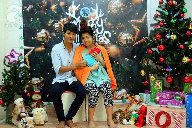 Những em bé nằm trên ngực mẹ đón giáng sinh đầu tiên ấm áp trong bệnh viện