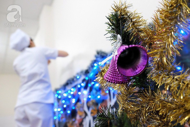 Những em bé nằm trên ngực mẹ đón giáng sinh đầu tiên ấm áp trong bệnh viện