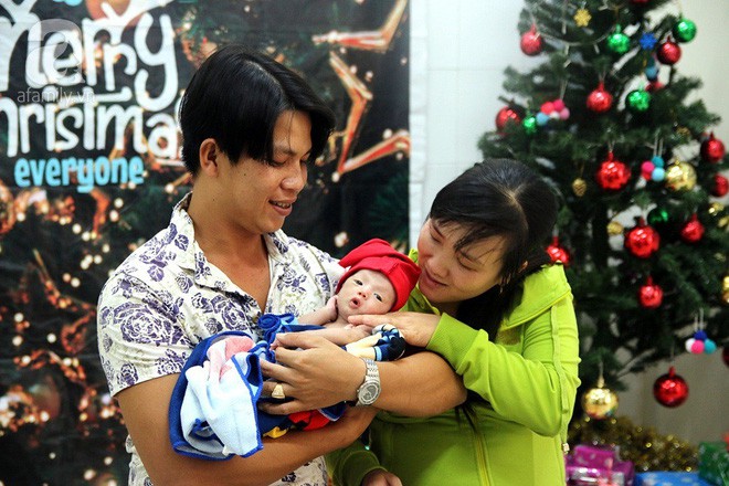 Những em bé nằm trên ngực mẹ đón giáng sinh đầu tiên ấm áp trong bệnh viện
