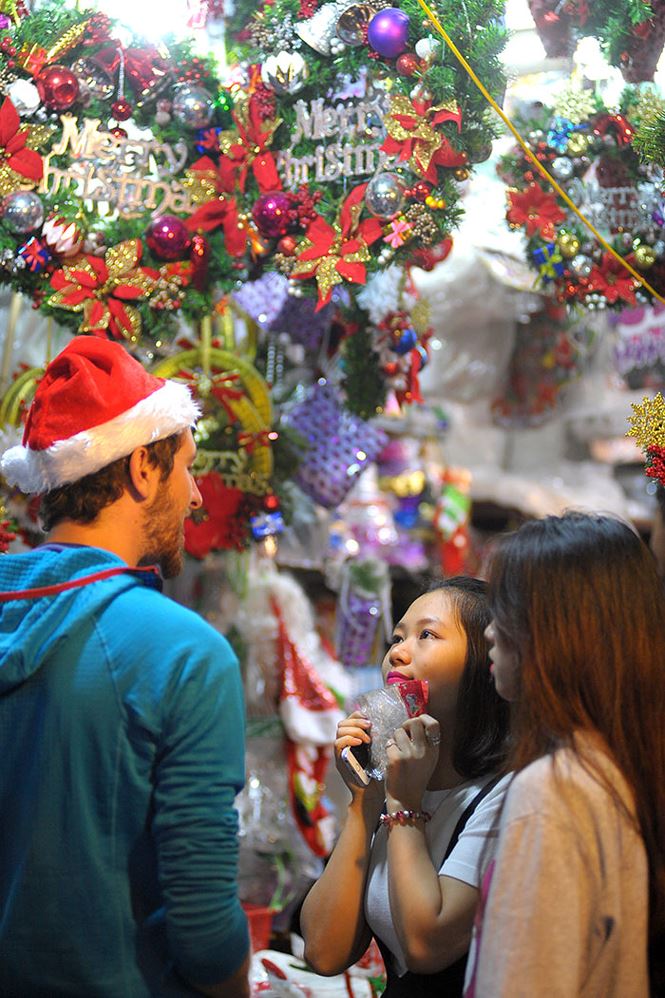 Thiếu nữ Hà thành rạng rỡ xuống phố đón Giáng Sinh sớm