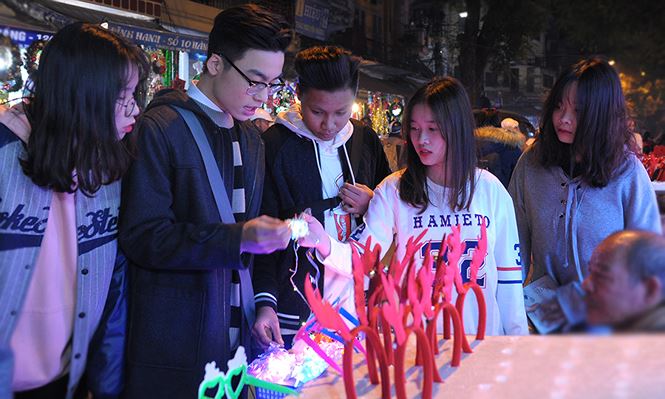 Thiếu nữ Hà thành rạng rỡ xuống phố đón Giáng Sinh sớm